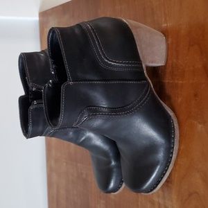 Clark's Black Leather Ankle Boots. Size 8.5